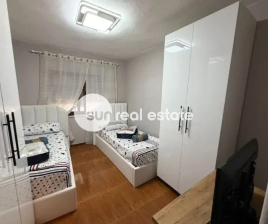 Shkoder, jepet me qera apartament 2+1+Ballkon Kati 2, 70 m² (QENDER)
