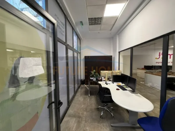 Tirane, jepet me qera ambjent biznesi Kati 0, 412 m² 4.700 € (Selvia)