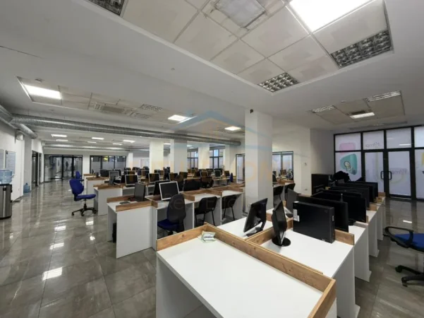 Tirane, jepet me qera ambjent biznesi Kati 0, 412 m² 4.700 € (Selvia)