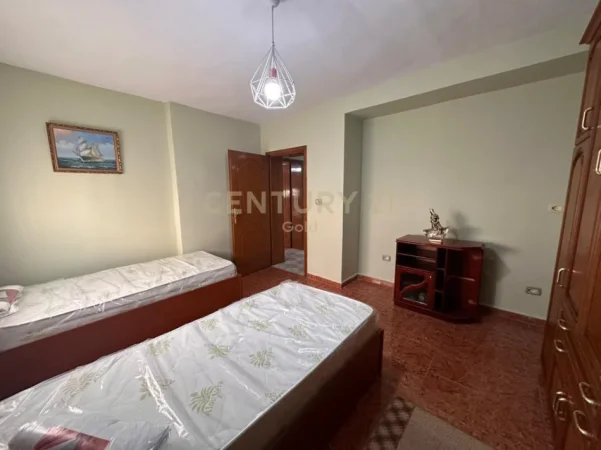 Tirane, jepet me qera apartament 2+1 Kati 5, 100 m² 550 € (ISH BLLOKU PRANE LIBRIT UNIVERSITAR !)