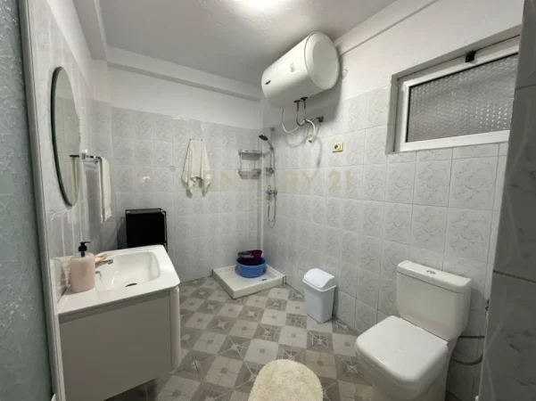 Tirane, jepet me qera apartament 2+1 Kati 5, 100 m² 550 € (ISH BLLOKU PRANE LIBRIT UNIVERSITAR !)