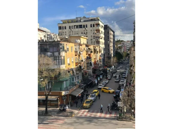 Tirane, jepet me qera apartament 2+1 Kati 5, 100 m² 550 € (ISH BLLOKU PRANE LIBRIT UNIVERSITAR !)