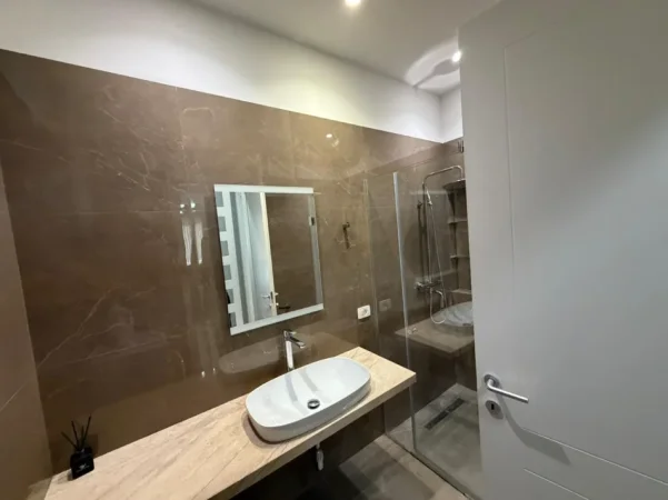 Tirane, jepet me qera apartament 2+1 Kati 7, (RRUGA E KAVAJES)