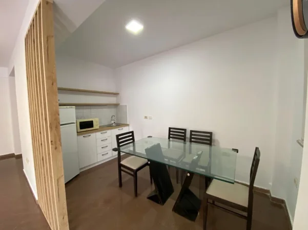Tirane, jepet me qera apartament 2+1 Kati 3, 100 m² 850 € (Bllok)