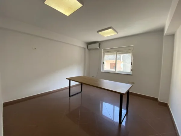 Tirane, jepet me qera apartament 2+1 Kati 3, 100 m² 850 € (Bllok)
