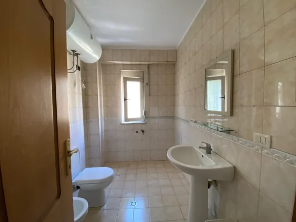 Tirane, jepet me qera apartament 2+1 Kati 3, 100 m² 850 € (Bllok)