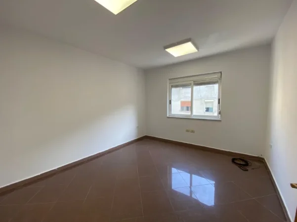 Tirane, jepet me qera apartament 2+1 Kati 3, 100 m² 850 € (Bllok)