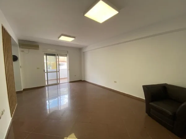 Tirane, jepet me qera apartament 2+1 Kati 3, 100 m² 850 € (Bllok)