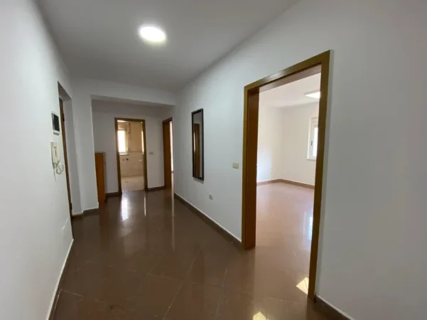 Tirane, jepet me qera apartament 2+1 Kati 3, 100 m² 850 € (Bllok)