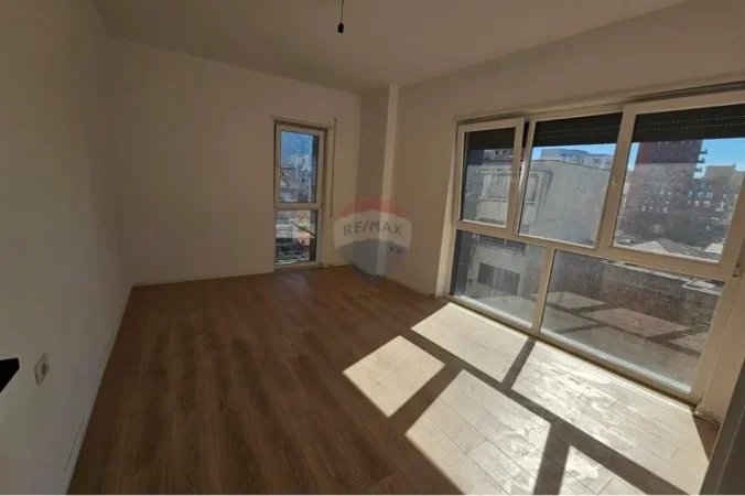 Tirane, jepet me qera zyre Kati 4, 57 m² 500 € (Shkolla e kuqe)