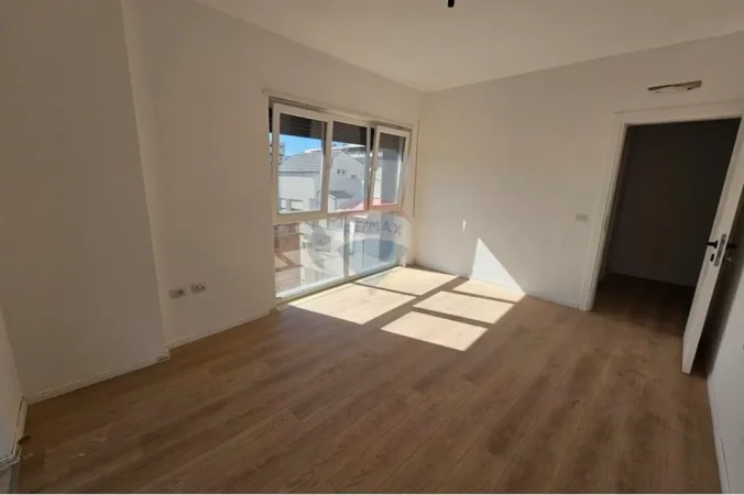 Tirane, jepet me qera zyre Kati 4, 57 m² 500 € (Shkolla e kuqe)
