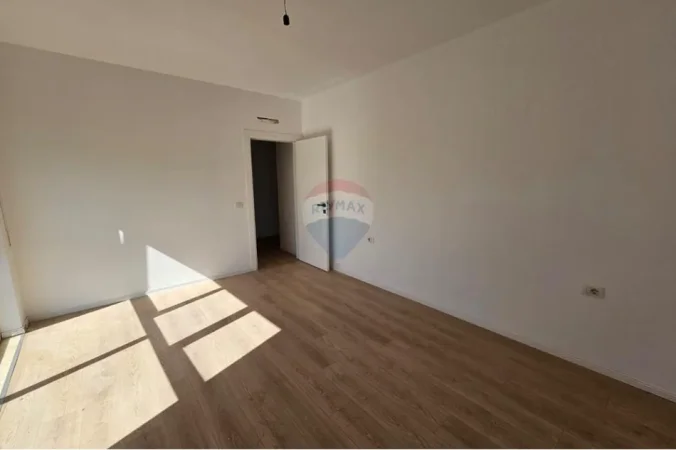 Tirane, jepet me qera zyre Kati 4, 57 m² 500 € (Shkolla e kuqe)