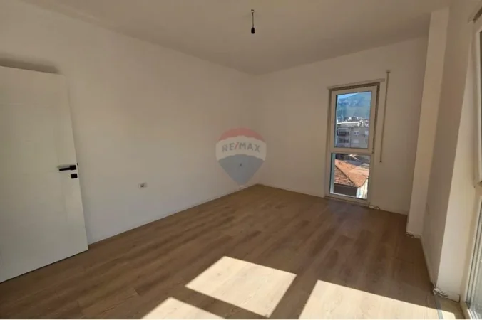 Tirane, jepet me qera zyre Kati 4, 57 m² 500 € (Shkolla e kuqe)