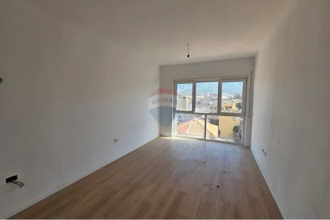 Tirane, jepet me qera zyre Kati 4, 57 m² 500 € (Shkolla e kuqe)