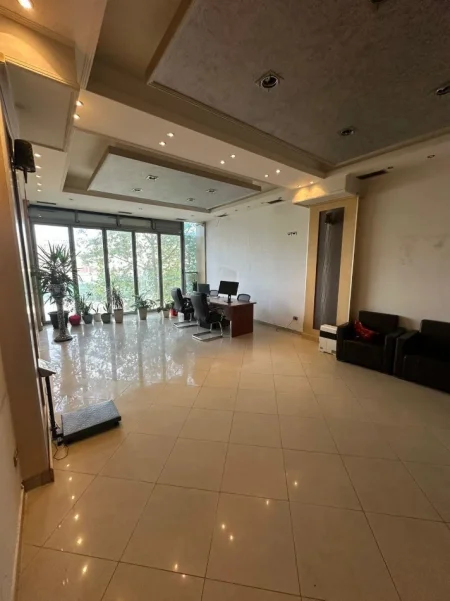 Tirane, jepet me qera ambjent biznesi Kati 2, 74 m² 800 € (Astir)