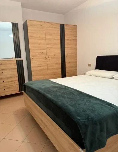 Tirane, jepet me qera apartament 2+1+Aneks+Ballkon Kati 7, 85 m² 700 € (komuna e parisit)