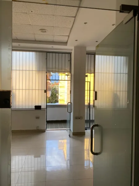 Tirane, jepet me qera zyre Kati 1, 66 m² 600 € (SELVIA)