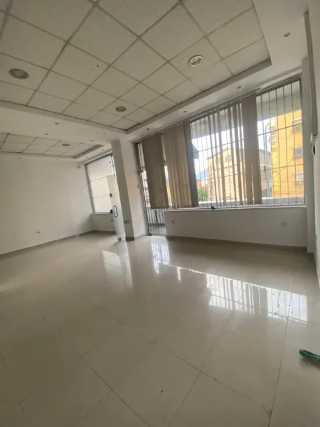 Tirane, jepet me qera zyre Kati 1, 66 m² 600 € (SELVIA)
