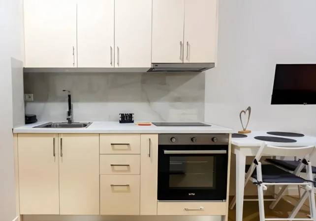 Tirane, jepet me qera apartament 1+1+Ballkon Kati 2, 50 m² 650 € (Rruga "Muhamet Gjollesha")