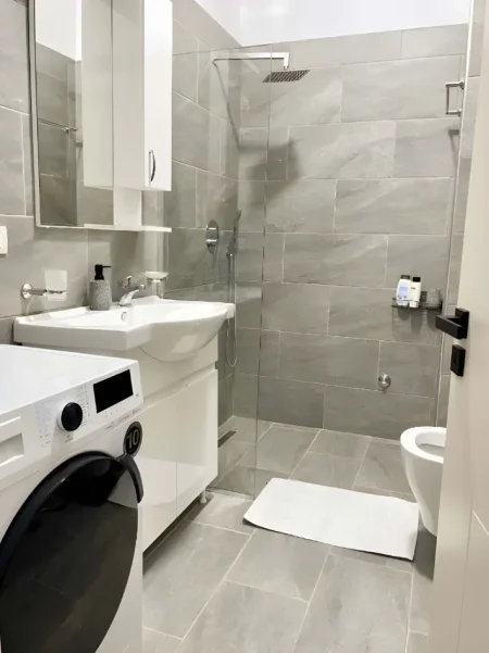 Tirane, jepet me qera apartament 1+1+Ballkon Kati 2, 50 m² 650 € (Rruga "Muhamet Gjollesha")