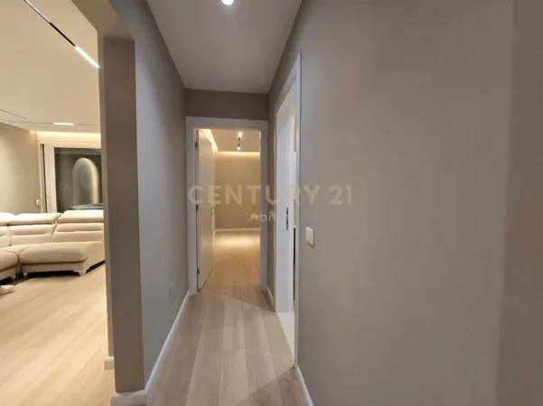 Tirane, shitet apartament 2+1+Ballkon Kati 8, 112 m² 305.000 € (Ish Ekspozita !)