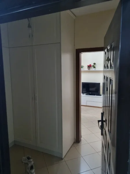 Tirane, jepet me qera apartament 1+1+Ballkon Kati 1, 108 m² 500 € (Rruga Nikolle Kacorri)