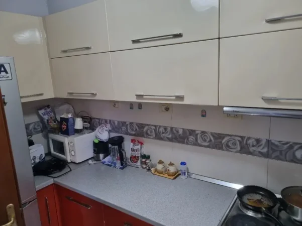 Tirane, jepet me qera apartament 1+1+Ballkon Kati 1, 108 m² 500 € (Rruga Nikolle Kacorri)