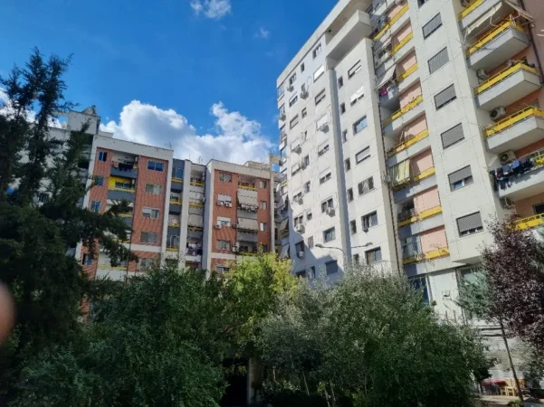 Tirane, jepet me qera apartament 1+1+Ballkon Kati 1, 108 m² 500 € (Rruga Nikolle Kacorri)