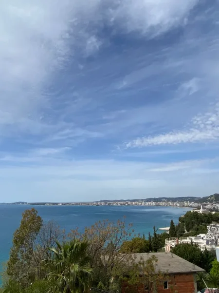 Vlorë | Uji i Ftohtë. Jepet me qira afatgjatë, apartament 1+1 me pamje nga deti.