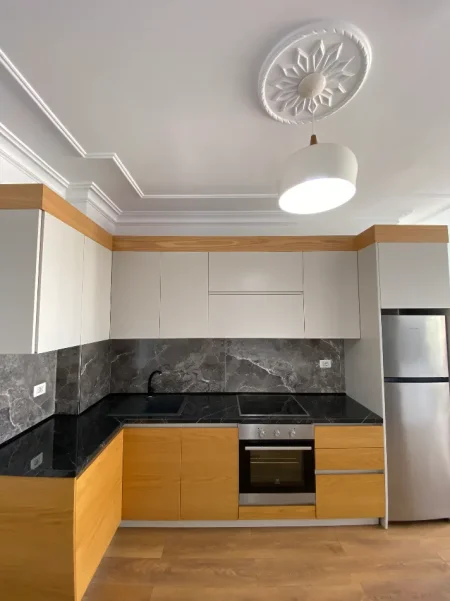 Vlorë | Uji i Ftohtë. Jepet me qira afatgjatë, apartament 1+1 me pamje nga deti.