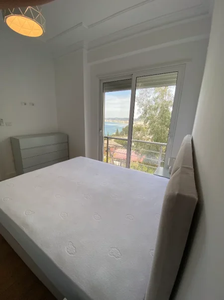 Vlorë | Uji i Ftohtë. Jepet me qira afatgjatë, apartament 1+1 me pamje nga deti.