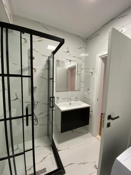 Vlorë | Uji i Ftohtë. Jepet me qira afatgjatë, apartament 1+1 me pamje nga deti.