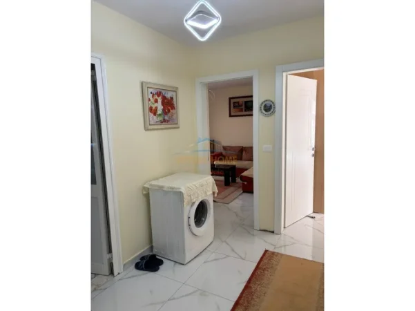 Tirane, jepet me qera apartament 1+1 Kati 3, 64 m² 400 € (Shkolla e Bashkuar)