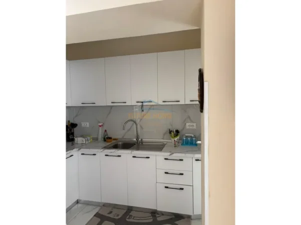 Tirane, jepet me qera apartament 1+1 Kati 3, 64 m² 400 € (Shkolla e Bashkuar)