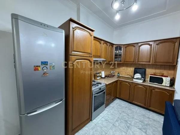 Tirane, jepet me qera apartament 2+1 Kati 4, 100 m² 749 € (bllok)