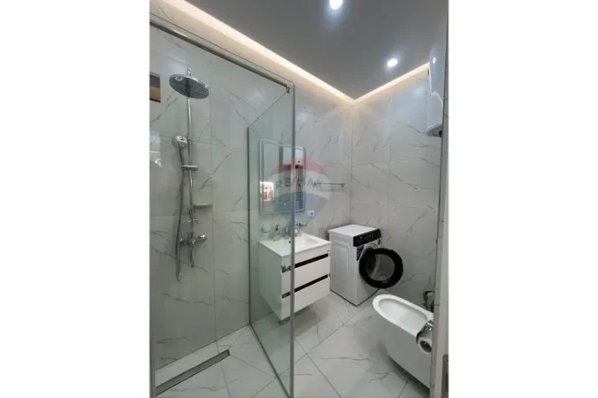 Tirane, jepet me qera apartament 1+1+Ballkon Kati 4, 70 m² 900 € (Rruga e Kosovareve)