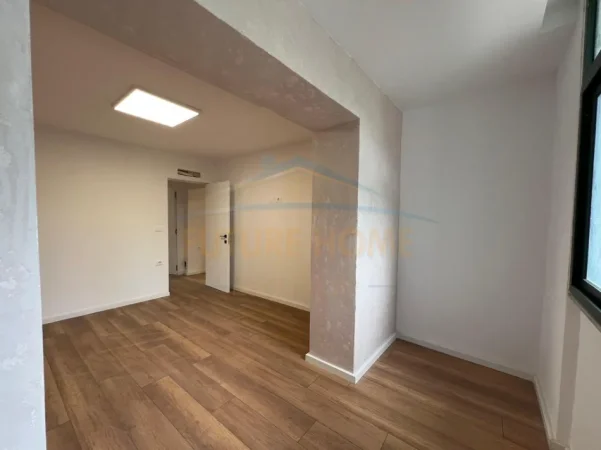 Tirane, jepet me qera ambjent biznesi Kati 2, 78 m² 800 € (Bulevardi Zhan D'ark)