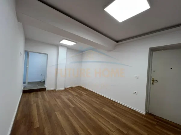 Tirane, jepet me qera ambjent biznesi Kati 2, 78 m² 800 € (Bulevardi Zhan D'ark)