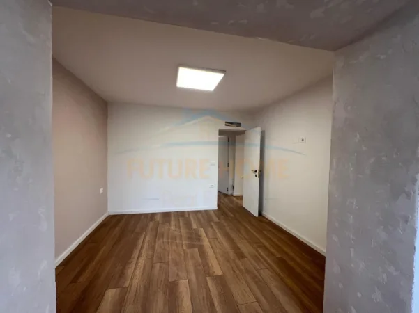 Tirane, jepet me qera ambjent biznesi Kati 2, 78 m² 800 € (Bulevardi Zhan D'ark)