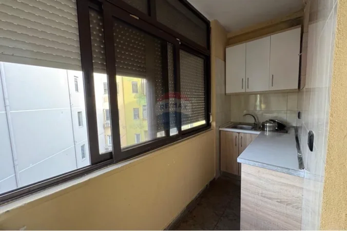 Tirane, jepet me qera apartament 1+1+Ballkon Kati 5, 60 m² 500 € (Stadiumi Dinamo)