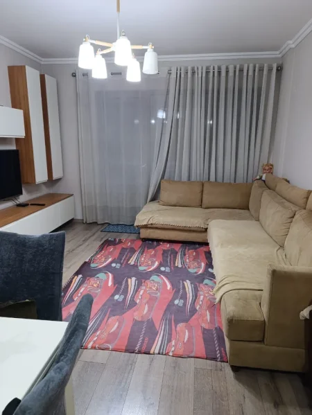 Tirane, jepet me qera apartament 1+1+Ballkon Kati 5, 65 m² 500 € (Rruga e Dibres)