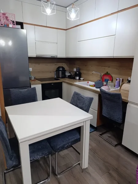 Tirane, jepet me qera apartament 1+1+Ballkon Kati 5, 65 m² 500 € (Rruga e Dibres)