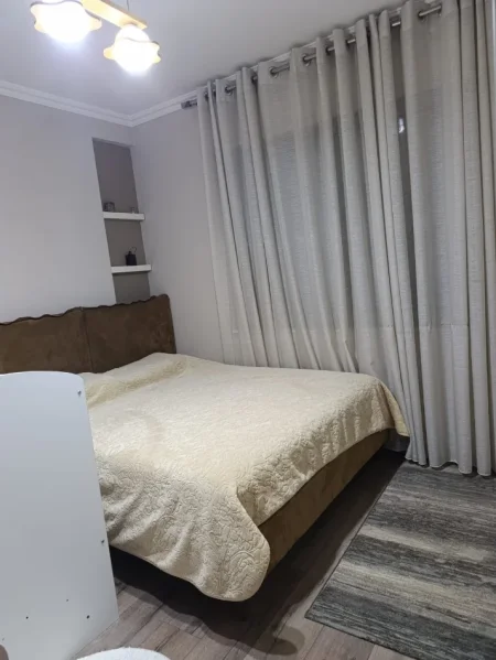 Tirane, jepet me qera apartament 1+1+Ballkon Kati 5, 65 m² 500 € (Rruga e Dibres)