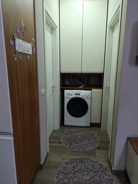 Tirane, jepet me qera apartament 1+1+Ballkon Kati 5, 65 m² 500 € (Rruga e Dibres)