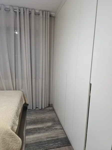 Tirane, jepet me qera apartament 1+1+Ballkon Kati 5, 65 m² 500 € (Rruga e Dibres)