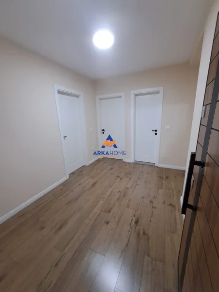 Tirane, jepet me qera zyre Kati 2, 80 m² 900 € 