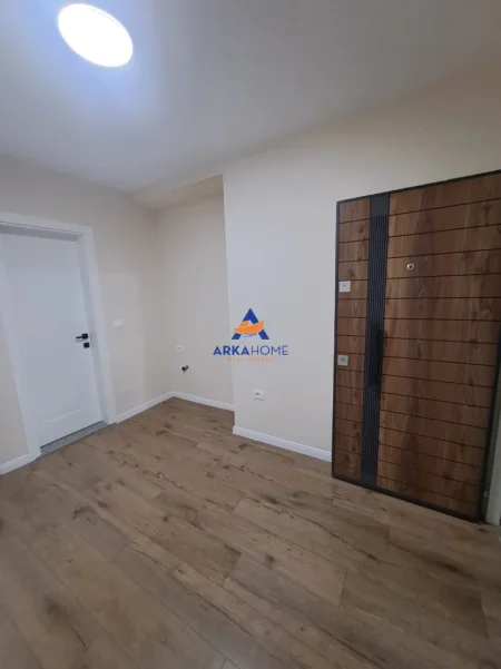 Tirane, jepet me qera zyre Kati 2, 80 m² 900 € 