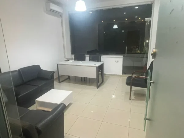 Tirane, jepet me qera zyre Kati 1, 27 m² 350 € (SELVIA)