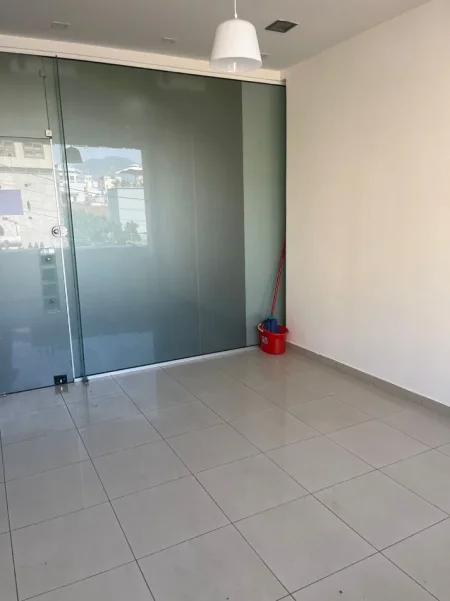 Tirane, jepet me qera zyre Kati 1, 27 m² 350 € (SELVIA)