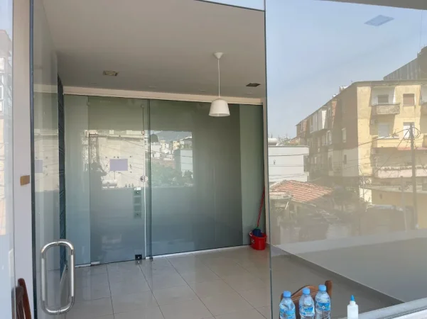 Tirane, jepet me qera zyre Kati 1, 27 m² 350 € (SELVIA)